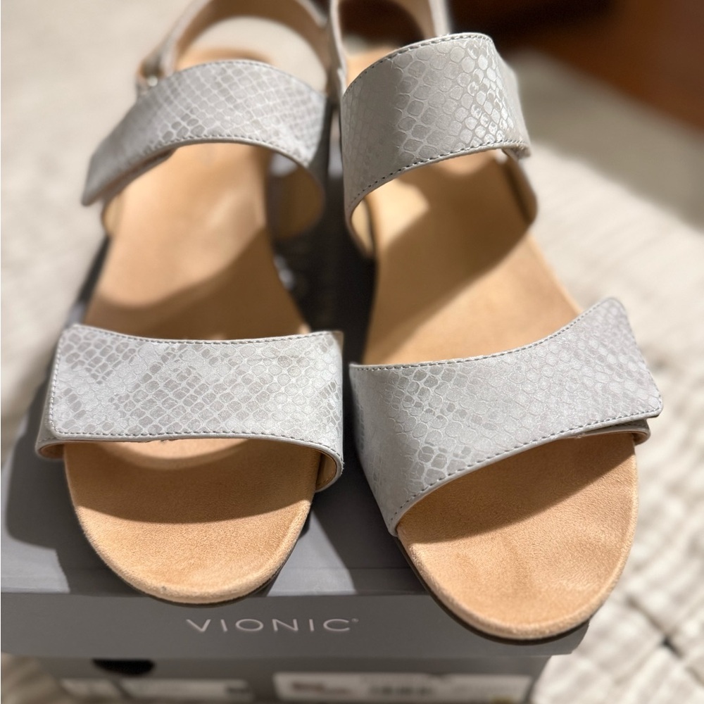 Vionic Women's Textured Light Gray Sandals